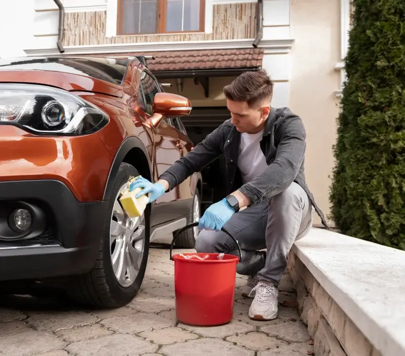 Lavage auto à domicile Dammartin-Marpain : professionnel intervenant sur un véhicule